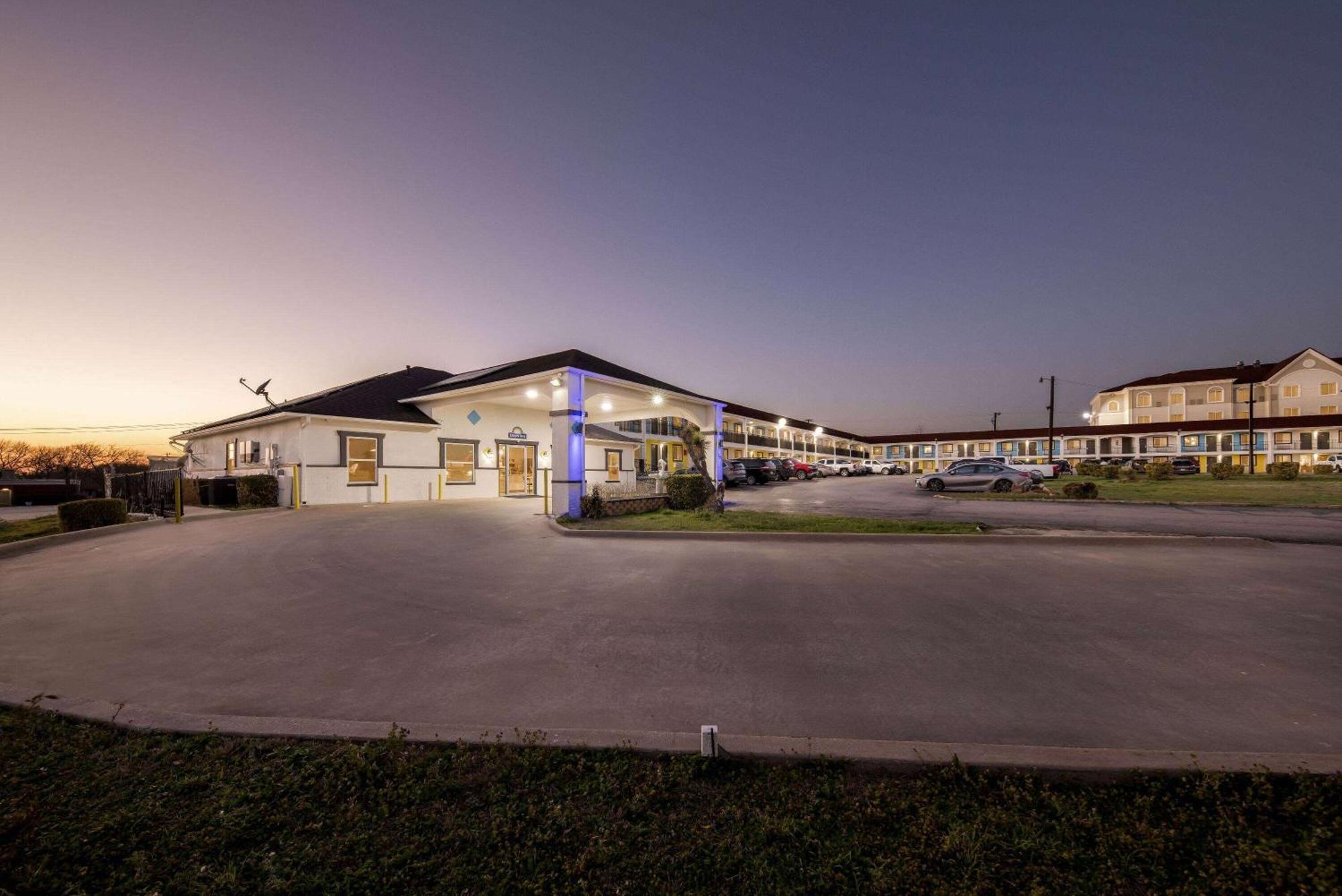 Days Inn By Wyndham Gainesville Ngoại thất bức ảnh
